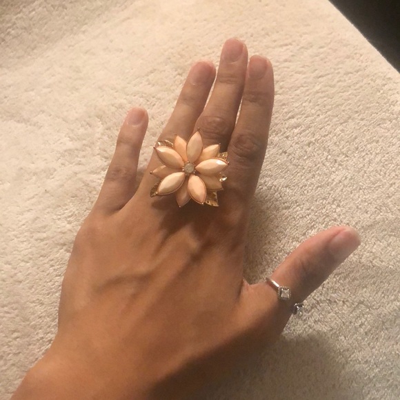 🌸2/$30🌸Beautiful flower ring - Picture 4 of 4